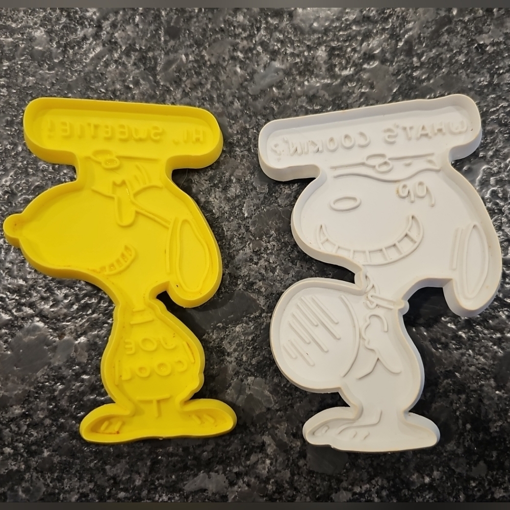 Set Of 2 Vintage Hallmark Snoopy Peanuts 4.5" Cookie Cutters. Yellow & White